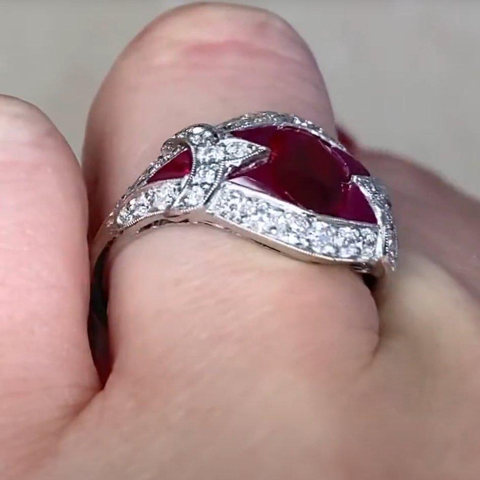 Taille ovale Bague halo en platine avec diamant rubis naturel de taille ovale (environ 1,00 carat) en vente