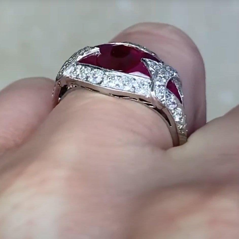 Bague halo en platine avec diamant rubis naturel de taille ovale (environ 1,00 carat) Excellent état - En vente à New York, NY