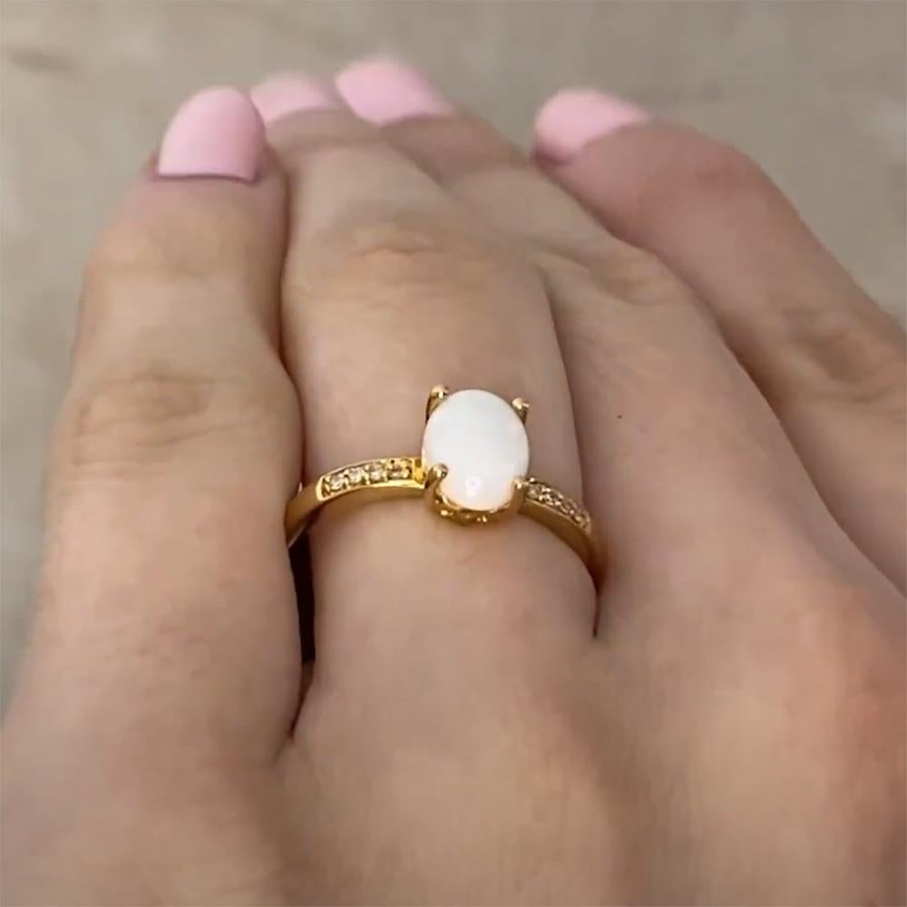 Art déco Bague en or jaune 14k sertie de diamants et d'une opale de taille ovale (environ 0,70 carats) en vente