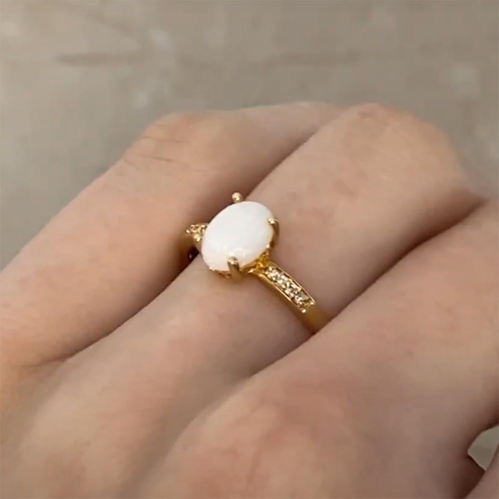 Taille ovale Bague en or jaune 14k sertie de diamants et d'une opale de taille ovale (environ 0,70 carats) en vente
