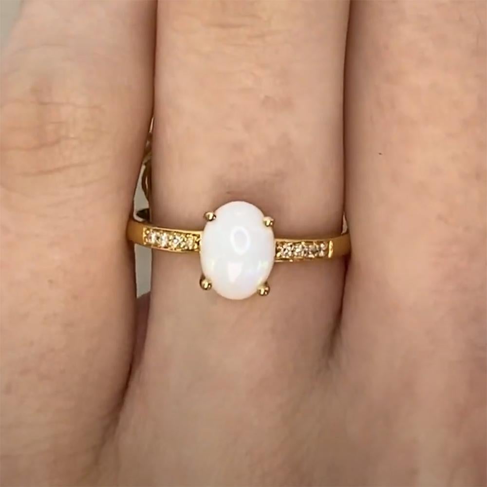 Bague en or jaune 14k sertie de diamants et d'une opale de taille ovale (environ 0,70 carats) Excellent état - En vente à New York, NY