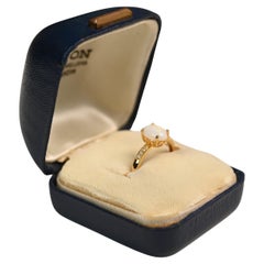 Bague en or jaune 14k sertie de diamants et d'une opale de taille ovale (environ 0,70 carats)