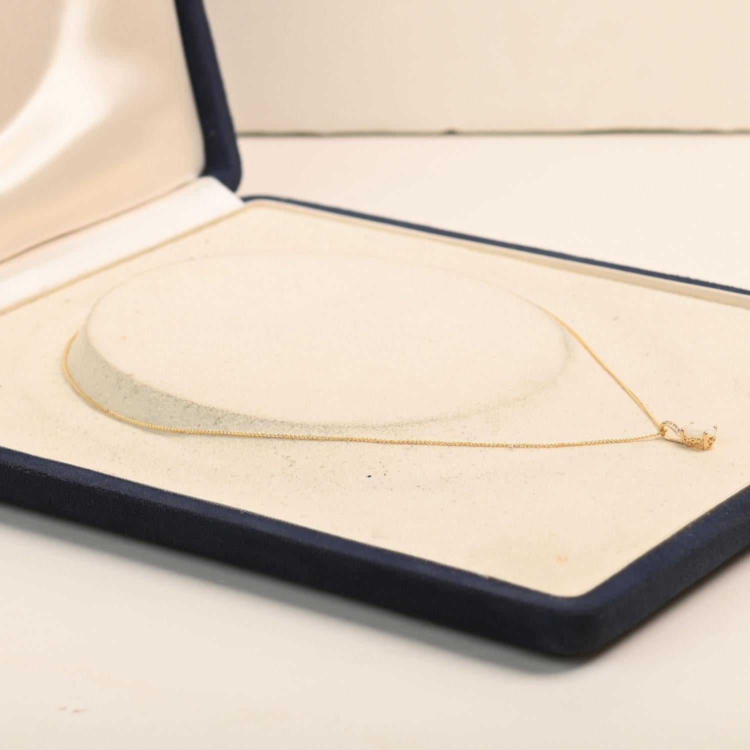 Colgante Collar Ópalo Talla Oval (Aprox 0,70 Quilates) con Diamante, Oro Amarillo 14K Art Decó en venta