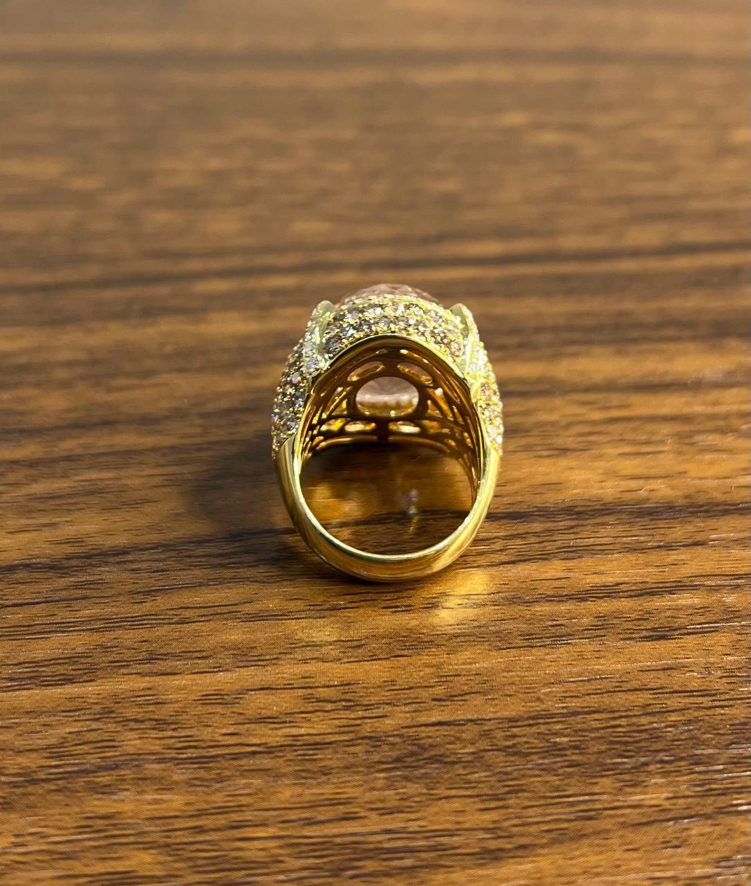 Bague en or jaune 14 carats : Morganite ovale, pavée de diamants fantaisie, halo en vente 5