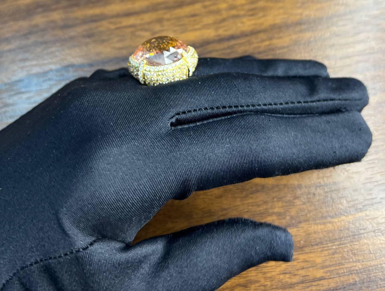 Bague en or jaune 14 carats : Morganite ovale, pavée de diamants fantaisie, halo en vente 6
