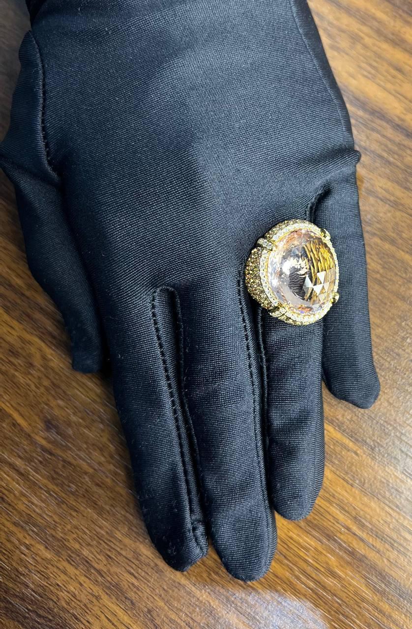 Bague en or jaune 14 carats : Morganite ovale, pavée de diamants fantaisie, halo en vente 7