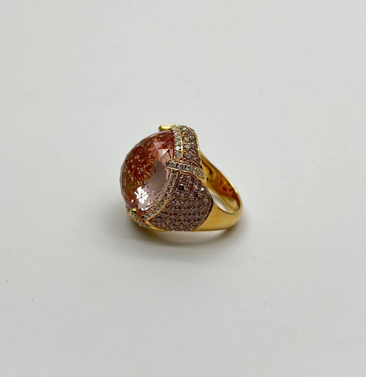 Taille ovale Bague en or jaune 14 carats : Morganite ovale, pavée de diamants fantaisie, halo en vente