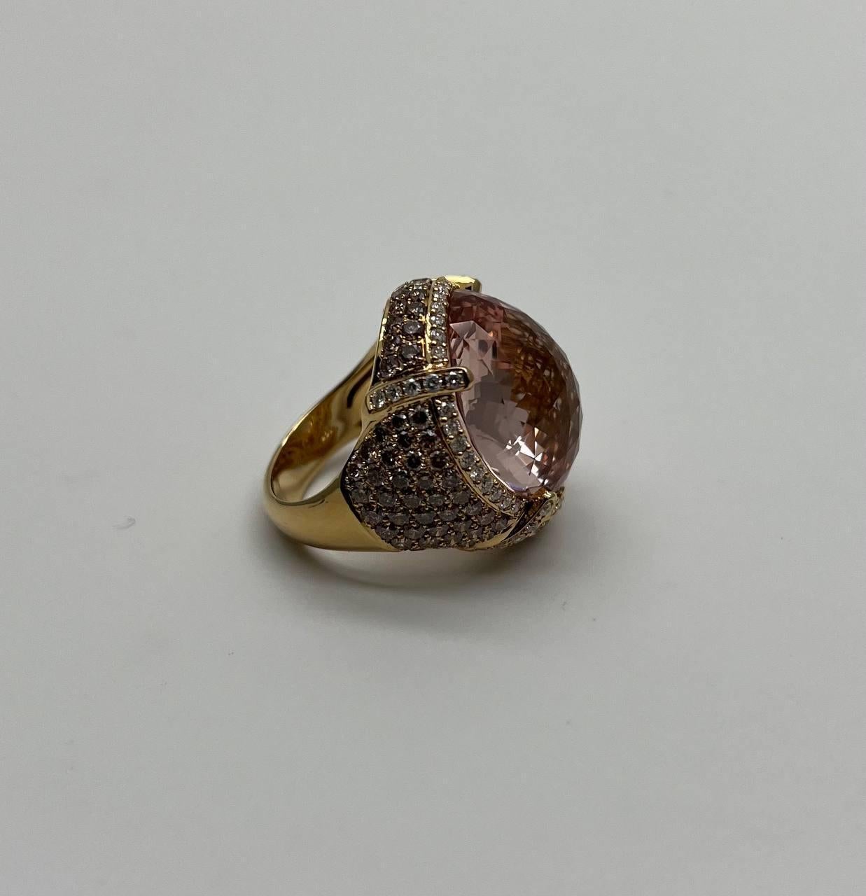 Bague en or jaune 14 carats : Morganite ovale, pavée de diamants fantaisie, halo Neuf - En vente à Oakton, VA