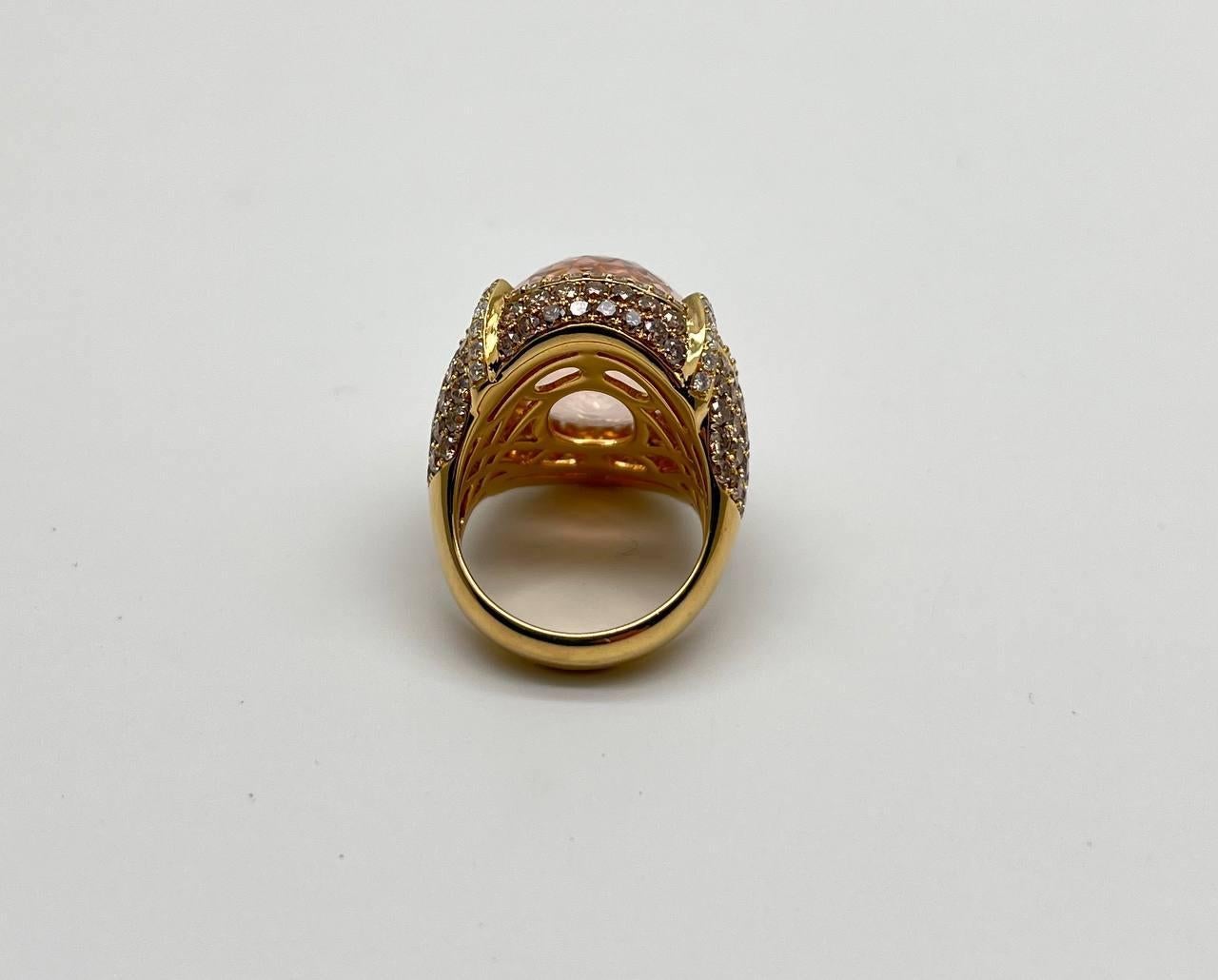 Bague en or jaune 14 carats : Morganite ovale, pavée de diamants fantaisie, halo Pour femmes en vente