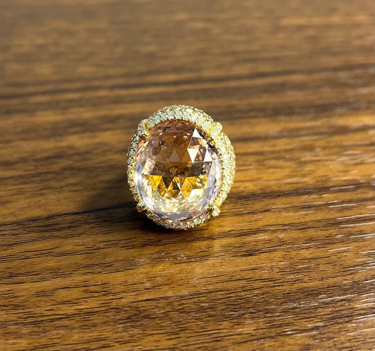 Bague en or jaune 14 carats : Morganite ovale, pavée de diamants fantaisie, halo en vente 1