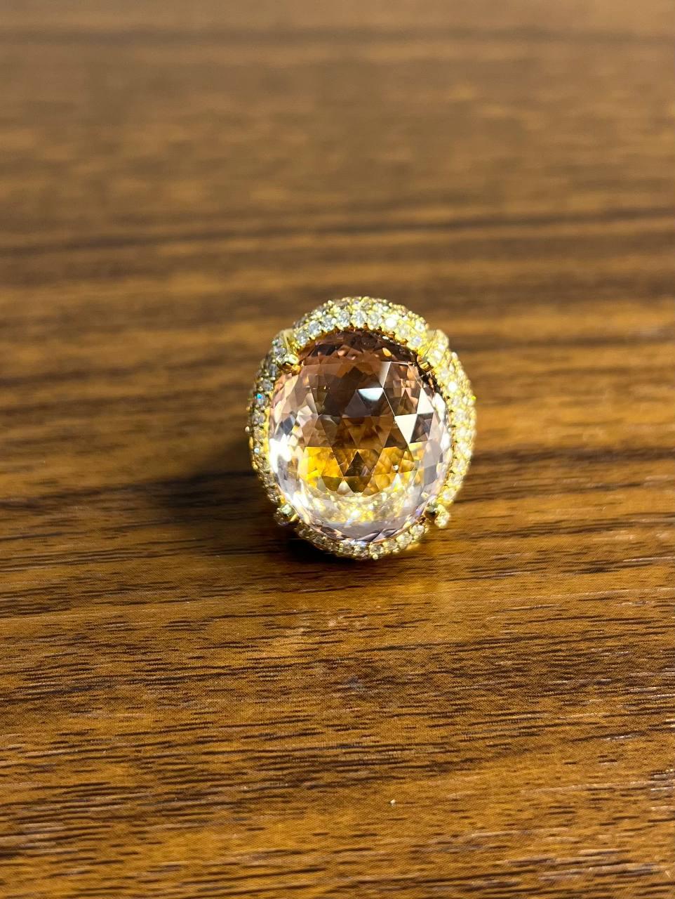 Bague en or jaune 14 carats : Morganite ovale, pavée de diamants fantaisie, halo en vente 2