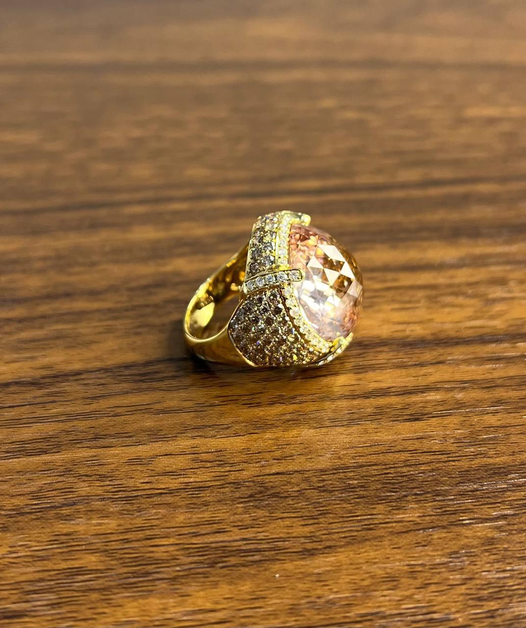 Bague en or jaune 14 carats : Morganite ovale, pavée de diamants fantaisie, halo en vente 3