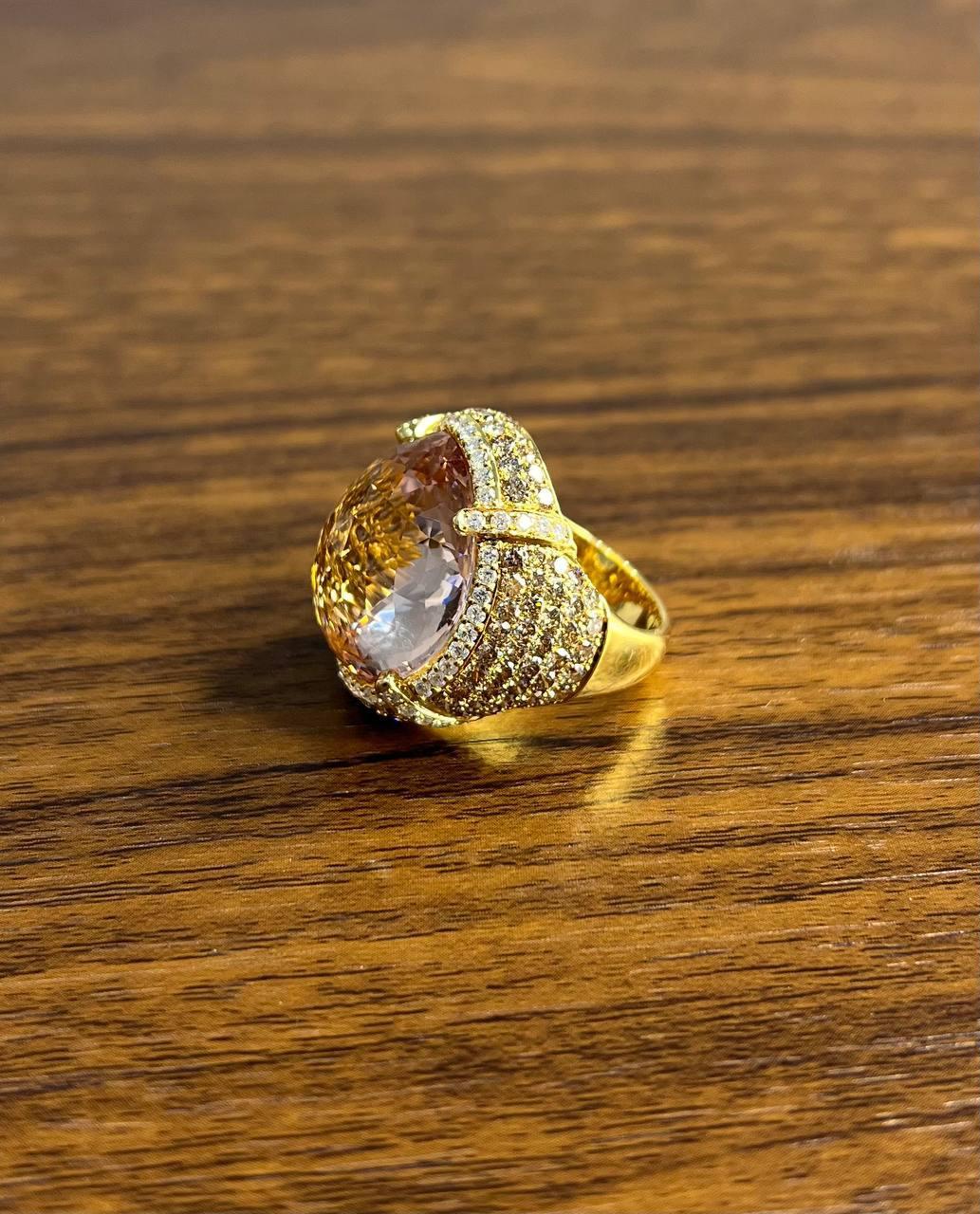 Bague en or jaune 14 carats : Morganite ovale, pavée de diamants fantaisie, halo en vente 4