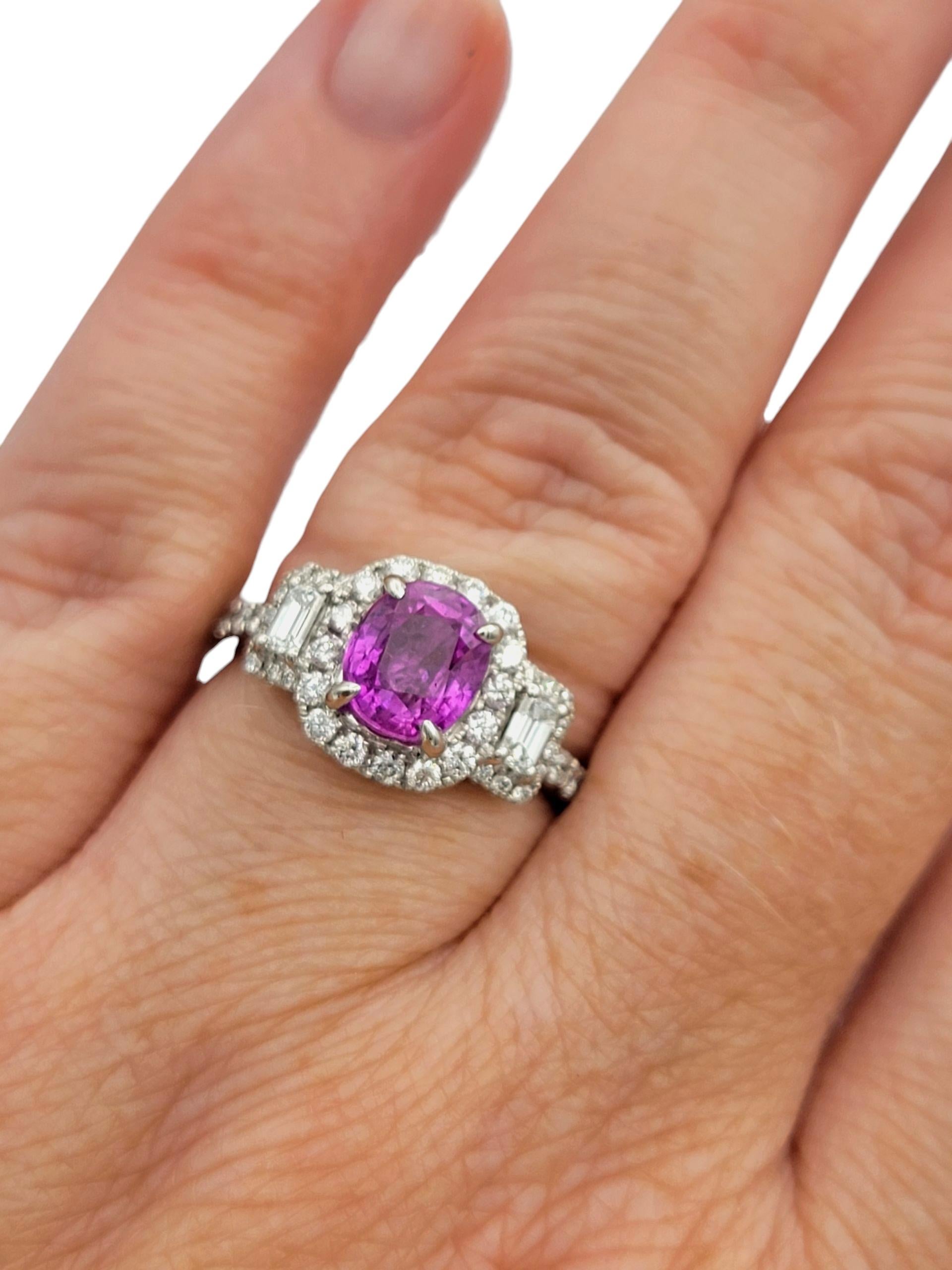 Bague à trois pierres en saphir rose de taille ovale et halo de diamants en platine poli en vente 5