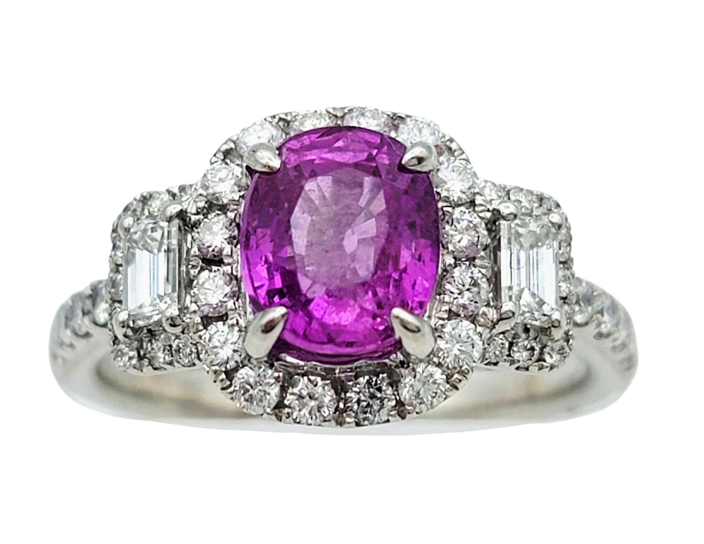 Bague à trois pierres en saphir rose de taille ovale et halo de diamants en platine poli en vente 2
