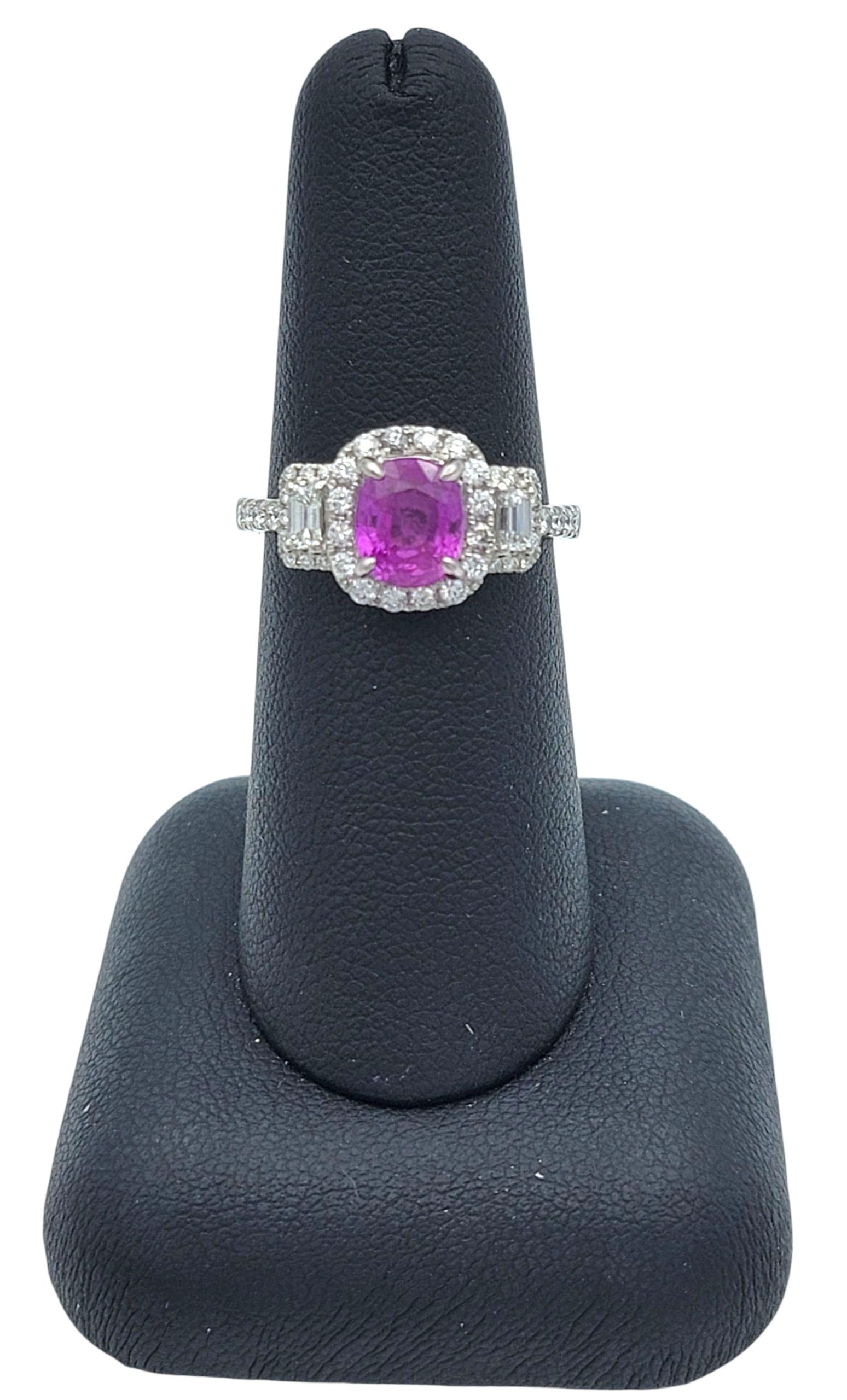 Bague à trois pierres en saphir rose de taille ovale et halo de diamants en platine poli en vente 6