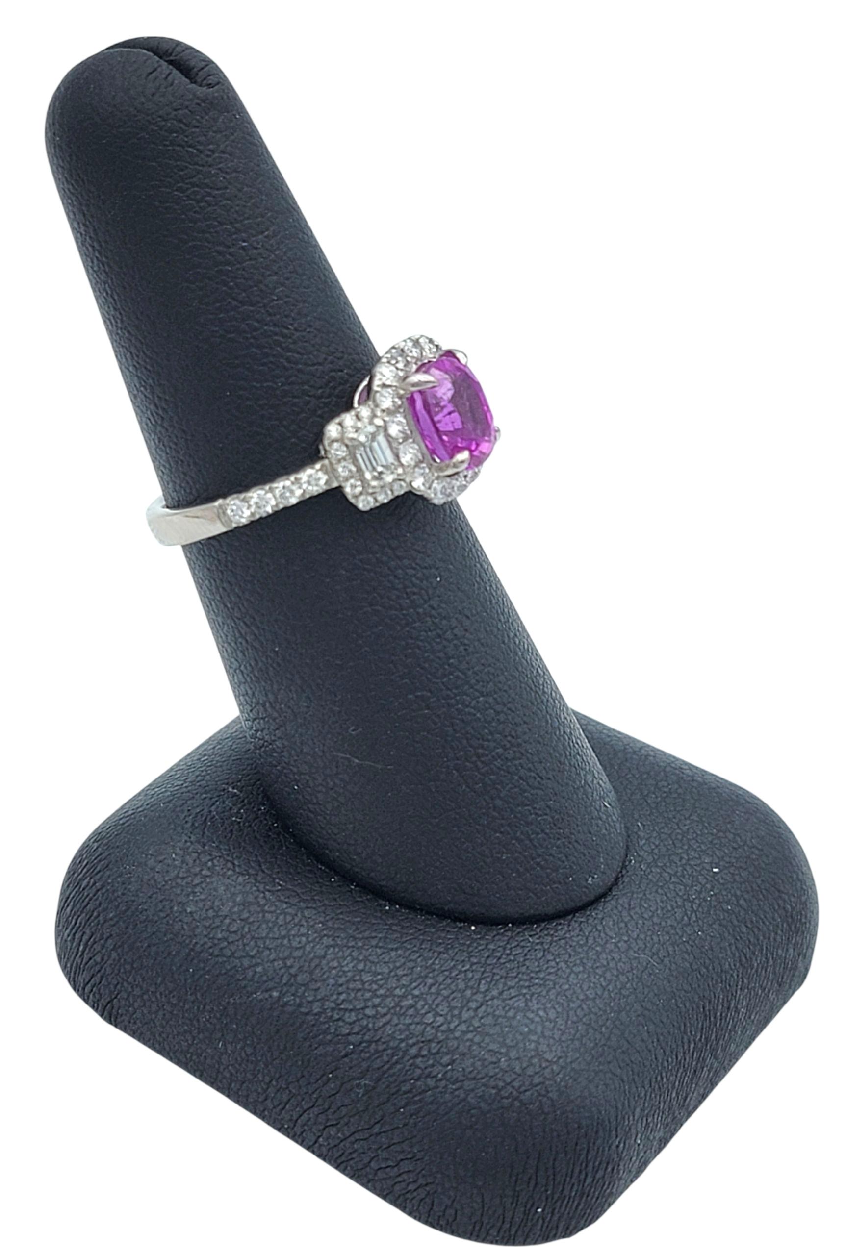 Bague à trois pierres en saphir rose de taille ovale et halo de diamants en platine poli en vente 7