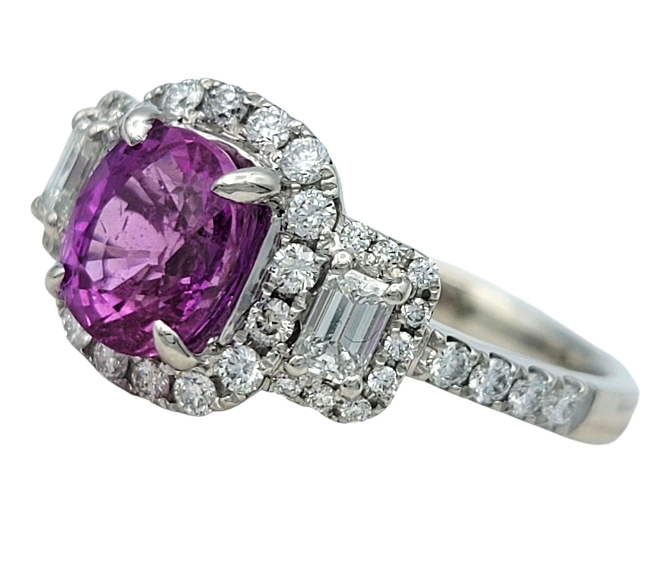 Contemporain Bague à trois pierres en saphir rose de taille ovale et halo de diamants en platine poli en vente