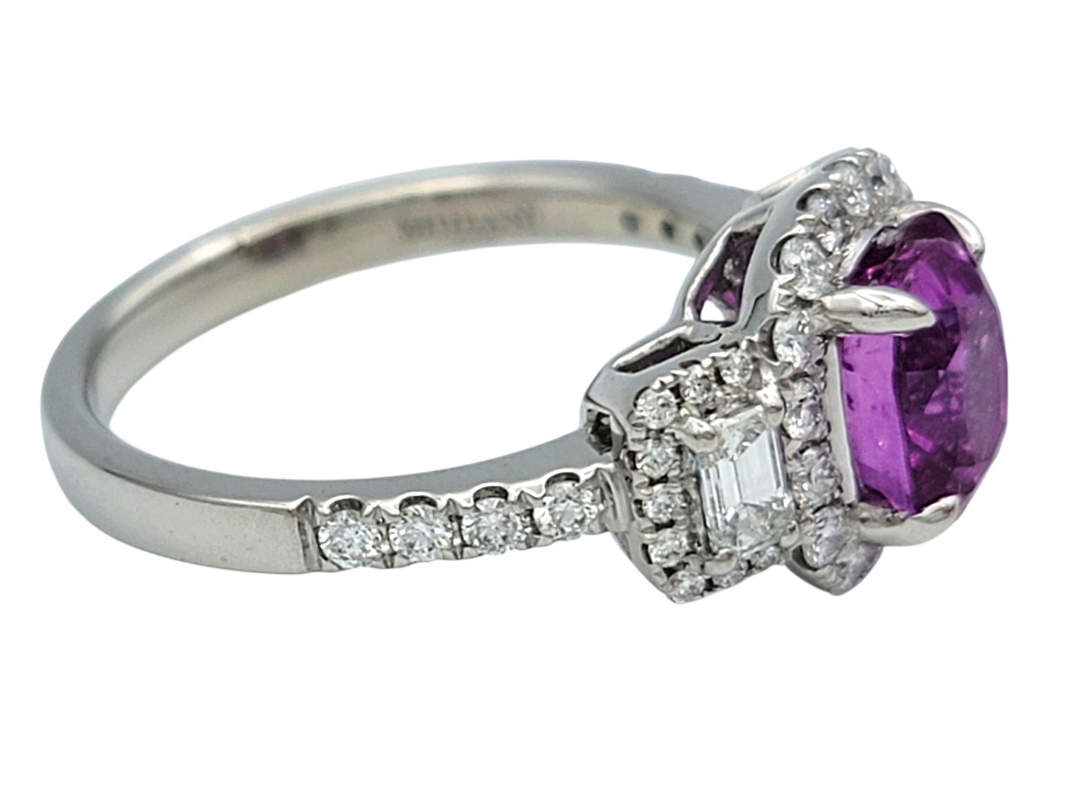 Bague à trois pierres en saphir rose de taille ovale et halo de diamants en platine poli Bon état - En vente à Scottsdale, AZ