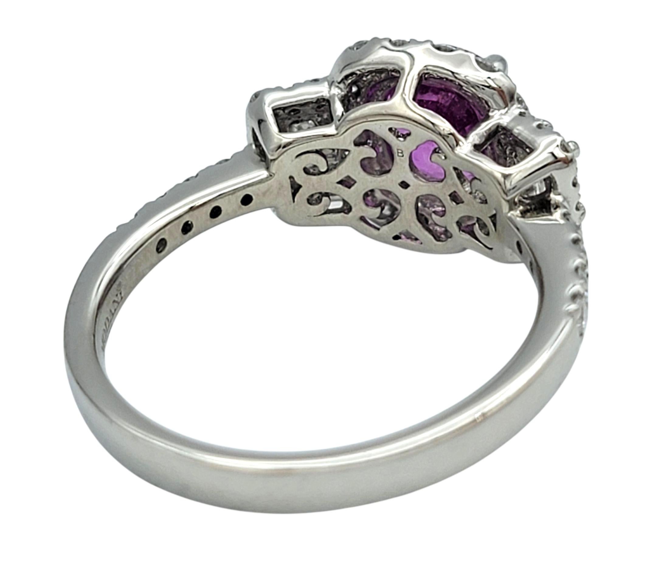 Bague à trois pierres en saphir rose de taille ovale et halo de diamants en platine poli en vente 1