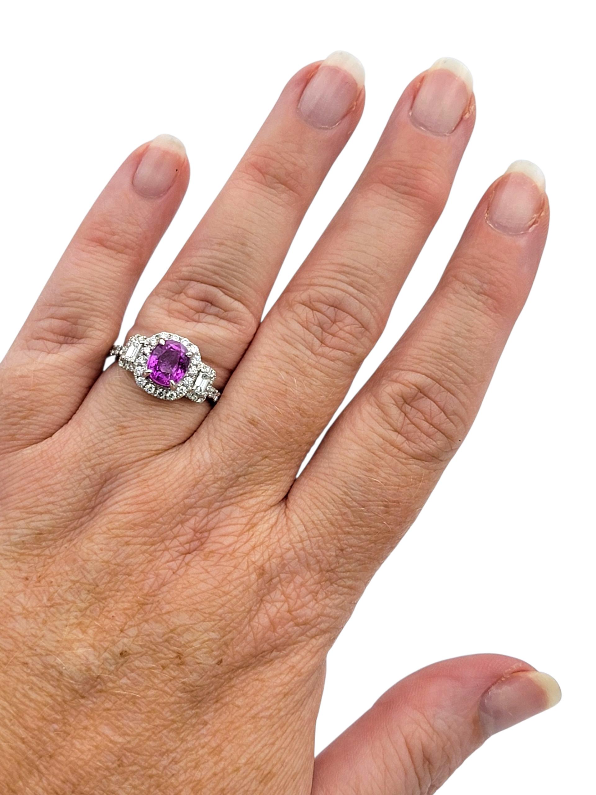 Bague à trois pierres en saphir rose de taille ovale et halo de diamants en platine poli en vente 4