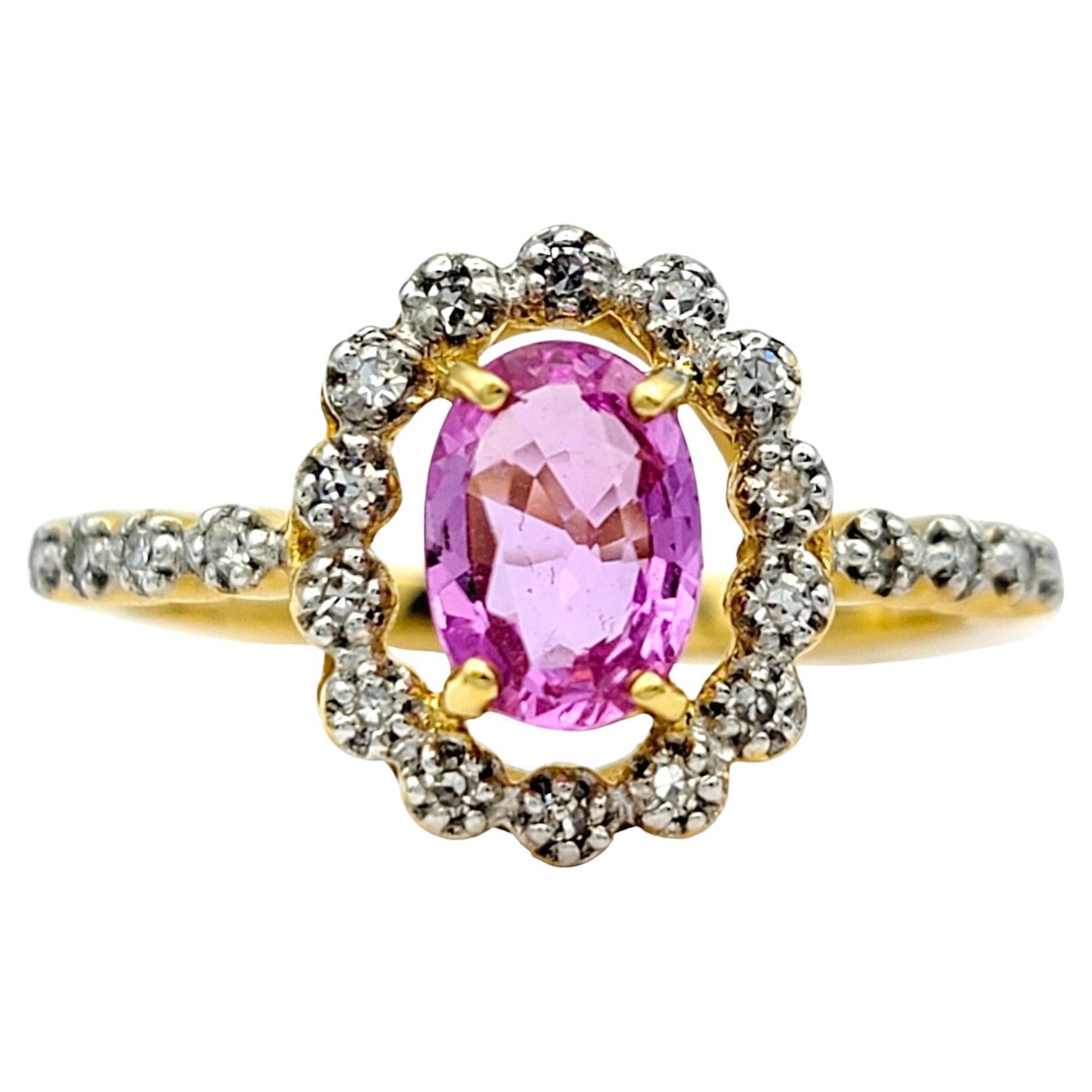 Ringgröße: 7

Im Mittelpunkt dieses exquisiten Rings steht ein bezaubernder ovaler rosa Saphir, eingebettet in einen schimmernden Halo aus funkelnden Diamanten. Der sanfte Farbton des Saphirs kontrastiert wunderschön mit der Wärme der Fassung aus 18