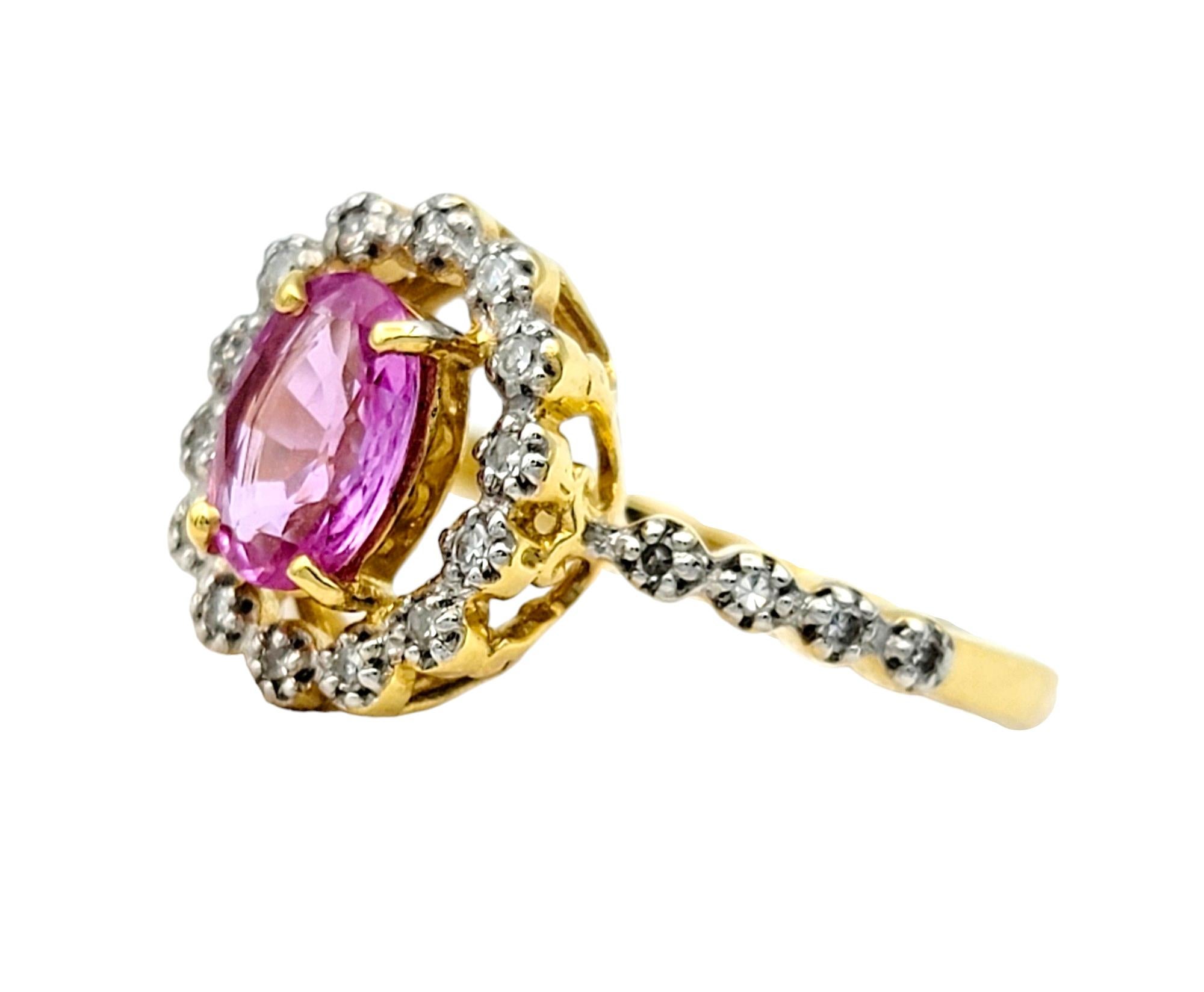 Ring mit rosa Saphir im Ovalschliff und schwebendem Diamant Halo aus 18 Karat Gelbgold  im Zustand „Gut“ im Angebot in Scottsdale, AZ