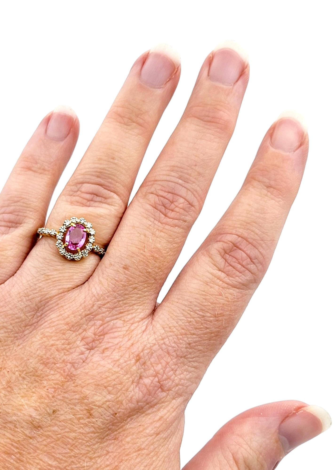 Ring mit rosa Saphir im Ovalschliff und schwebendem Diamant Halo aus 18 Karat Gelbgold  im Angebot 3