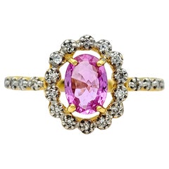 Ring mit rosa Saphir im Ovalschliff und schwebendem Diamant Halo aus 18 Karat Gelbgold 