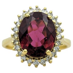 Anillo de Cóctel de Turmalina Rosa de Corte Ovalado y Halo de Diamantes en Oro Amarillo de 18 Kilates