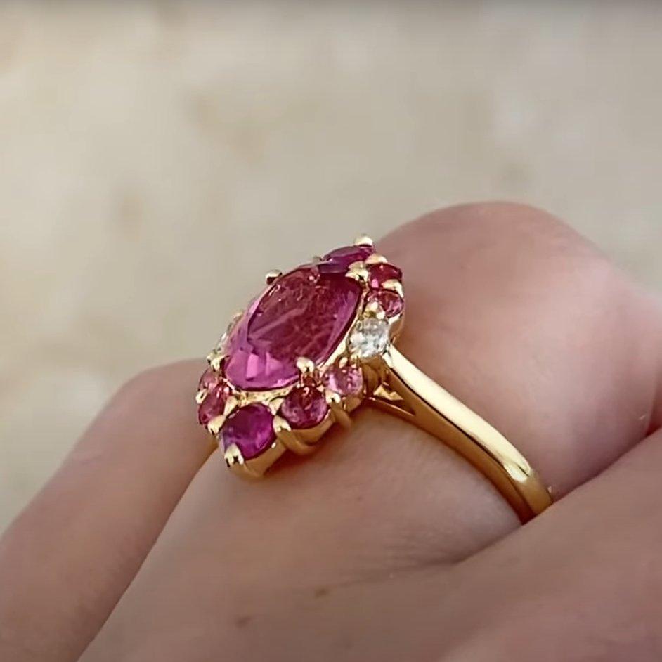 Taglio ovale Anello a grappolo con tormalina rosa taglio ovale (circa 1,90 carati), platino in vendita