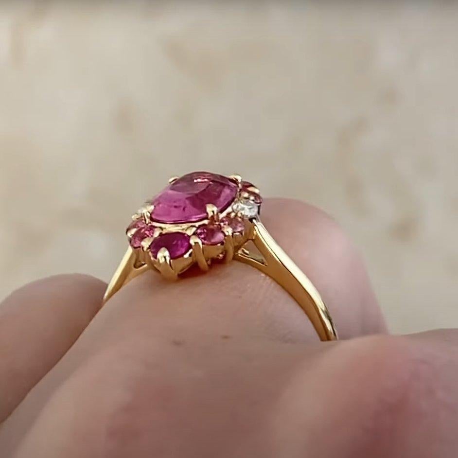 Anello a grappolo con tormalina rosa taglio ovale (circa 1,90 carati), platino In condizioni ottime in vendita a New York, NY