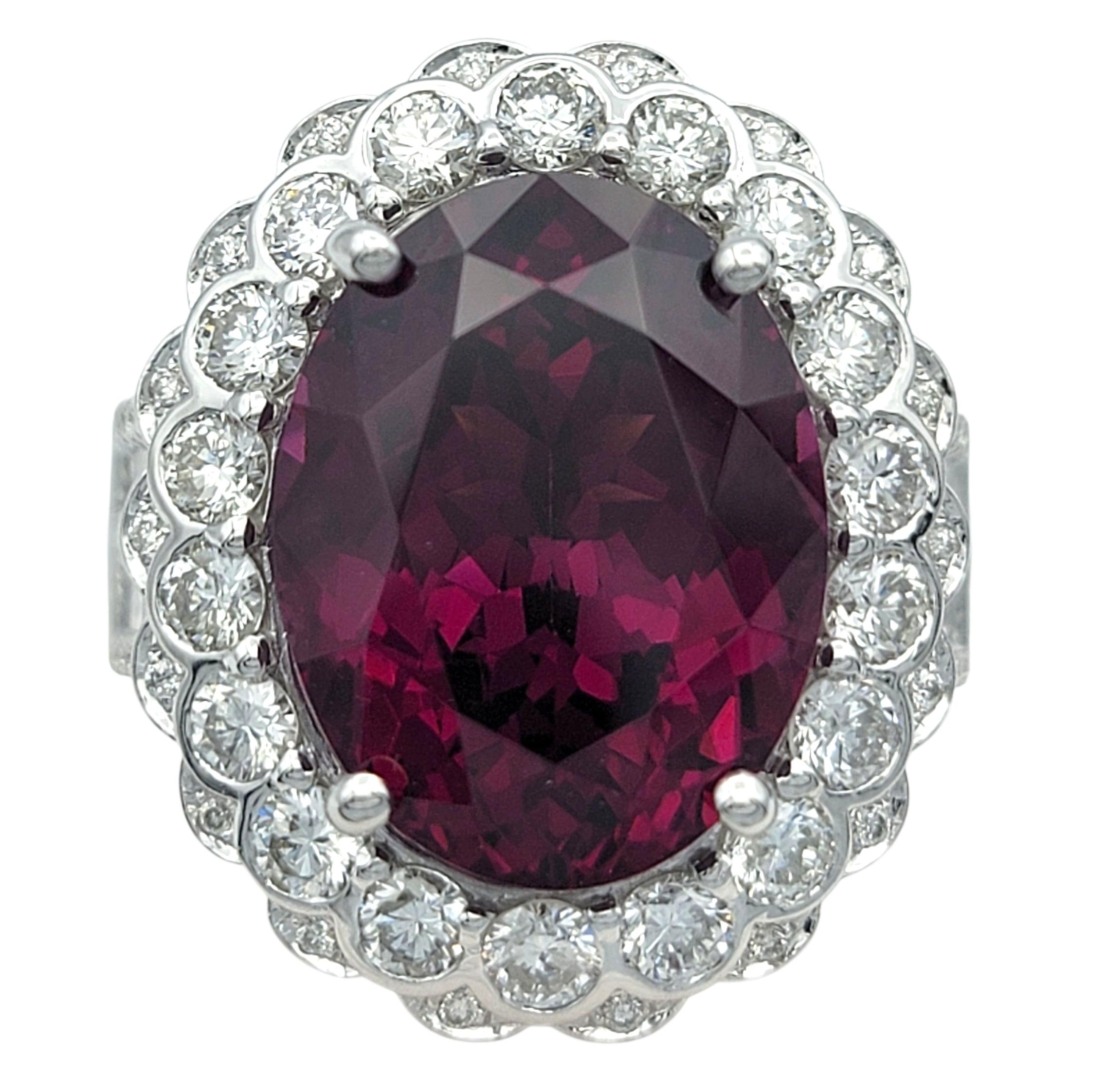 Ringgröße: 7

Im Mittelpunkt dieses kühnen und atemberaubenden Rings steht ein reicher Rhodolith-Granat mit tiefen roten und rosafarbenen Untertönen, der in einer markanten ovalen Form geschliffen ist. Die lebhafte Sättigung des Granats zieht die