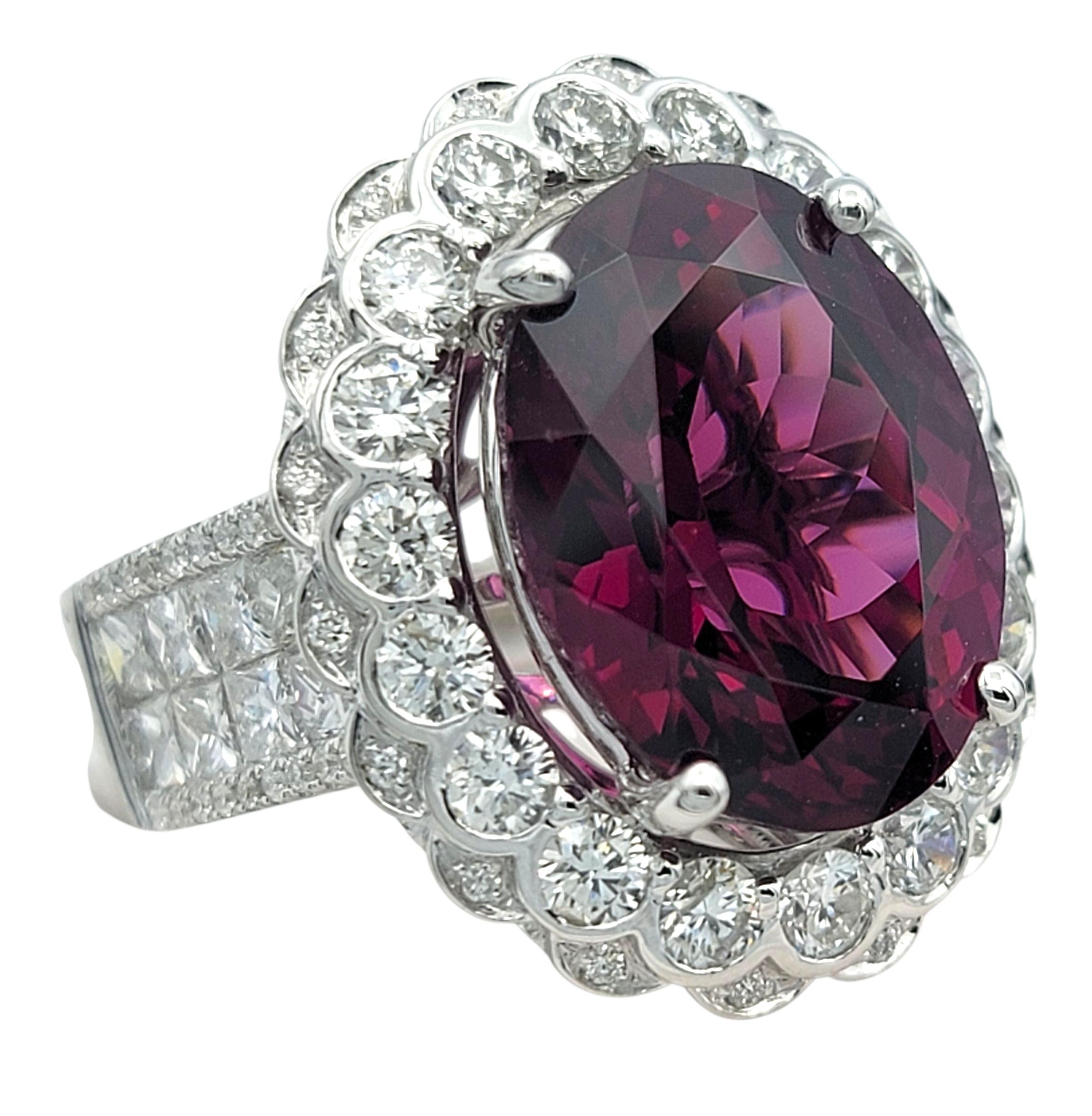 Ovaler Rhodolith-Granat und Diamant-Halo-Cocktailring aus 14 Karat Weißgold (Zeitgenössisch) im Angebot