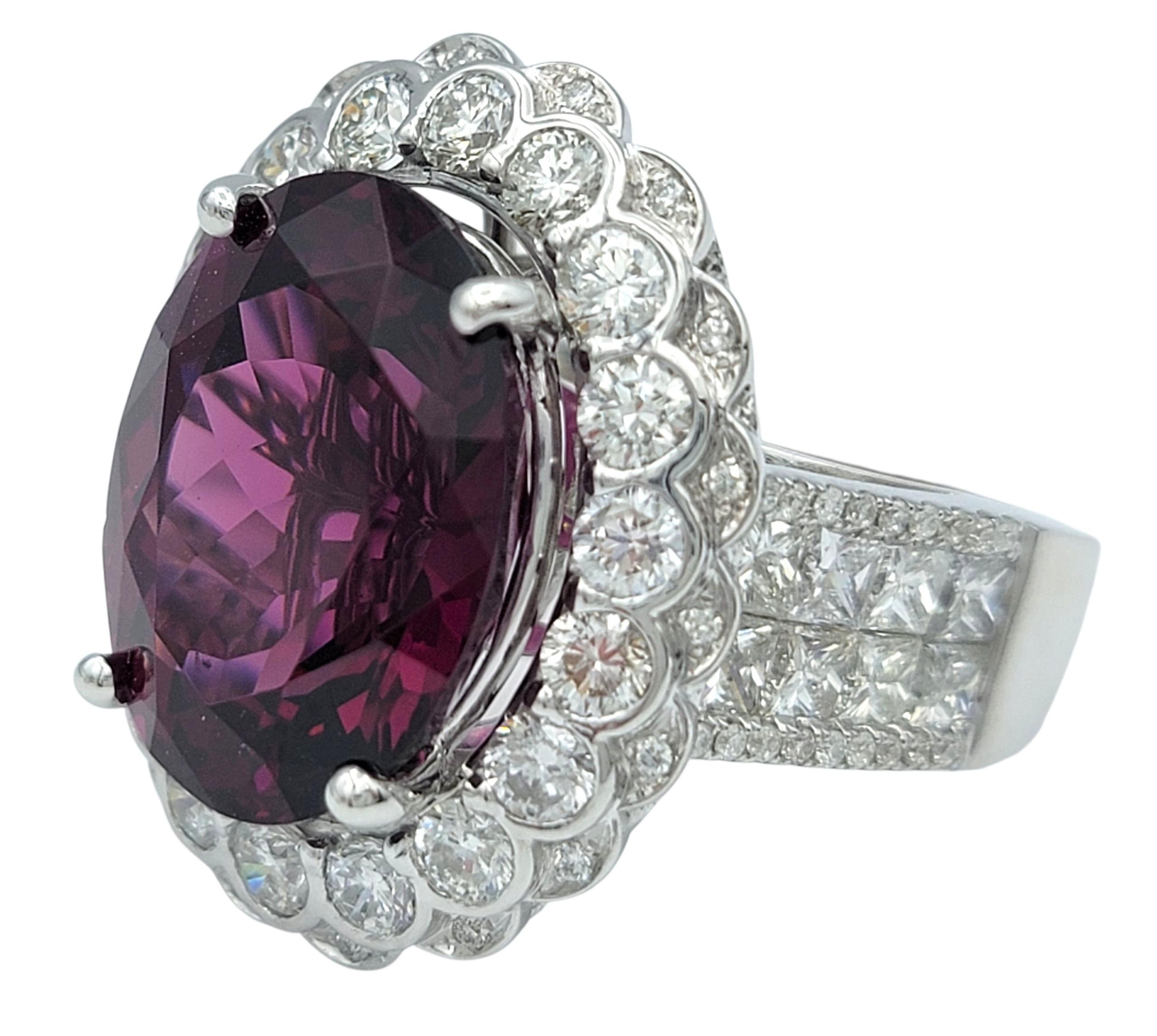Ovaler Rhodolith-Granat und Diamant-Halo-Cocktailring aus 14 Karat Weißgold (Ovalschliff) im Angebot