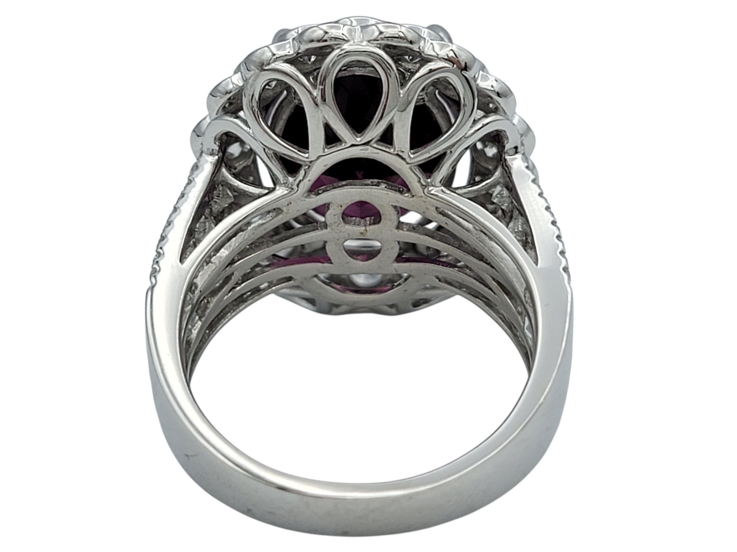 Ovaler Rhodolith-Granat und Diamant-Halo-Cocktailring aus 14 Karat Weißgold im Zustand „Gut“ im Angebot in Scottsdale, AZ