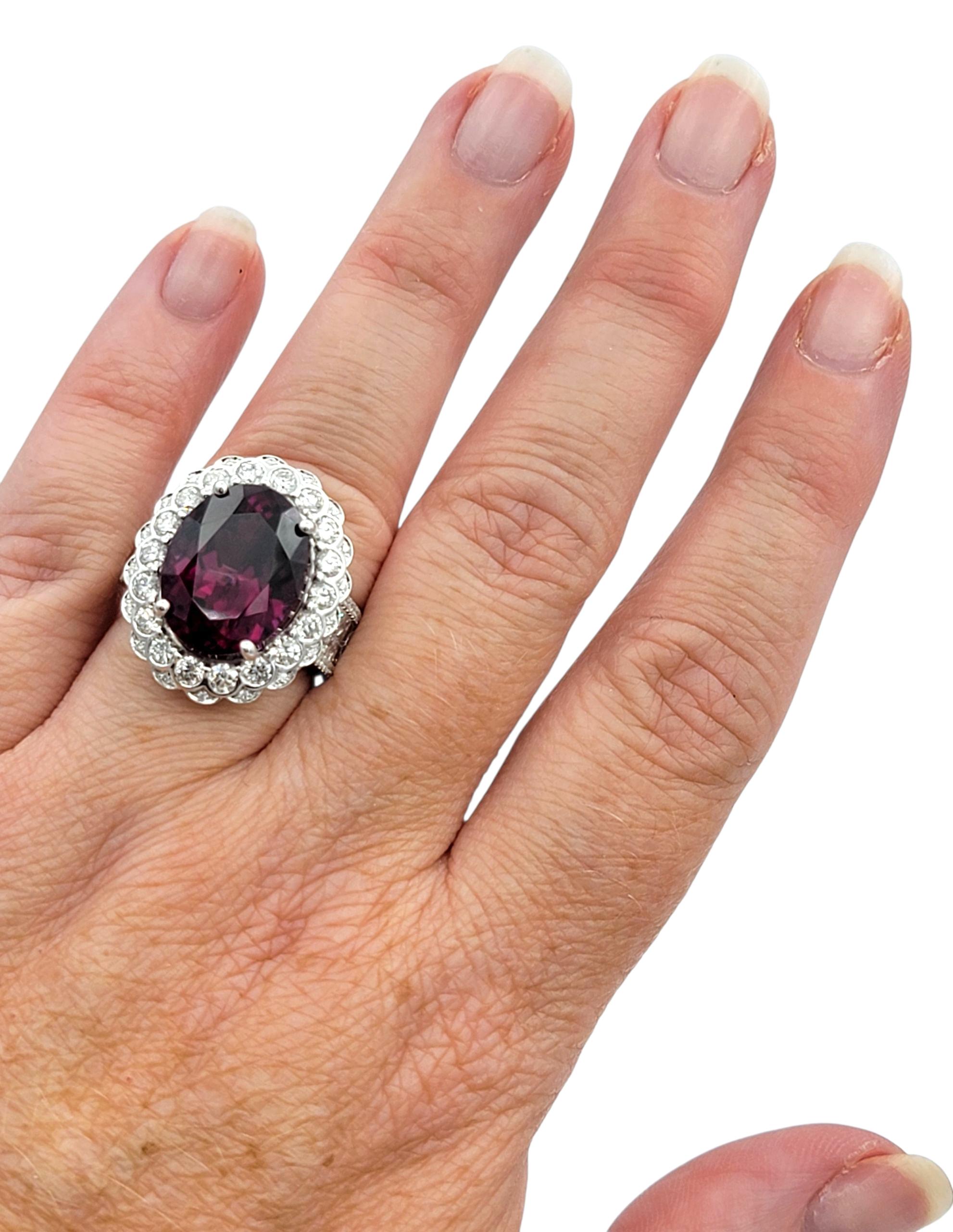 Ovaler Rhodolith-Granat und Diamant-Halo-Cocktailring aus 14 Karat Weißgold im Angebot 1