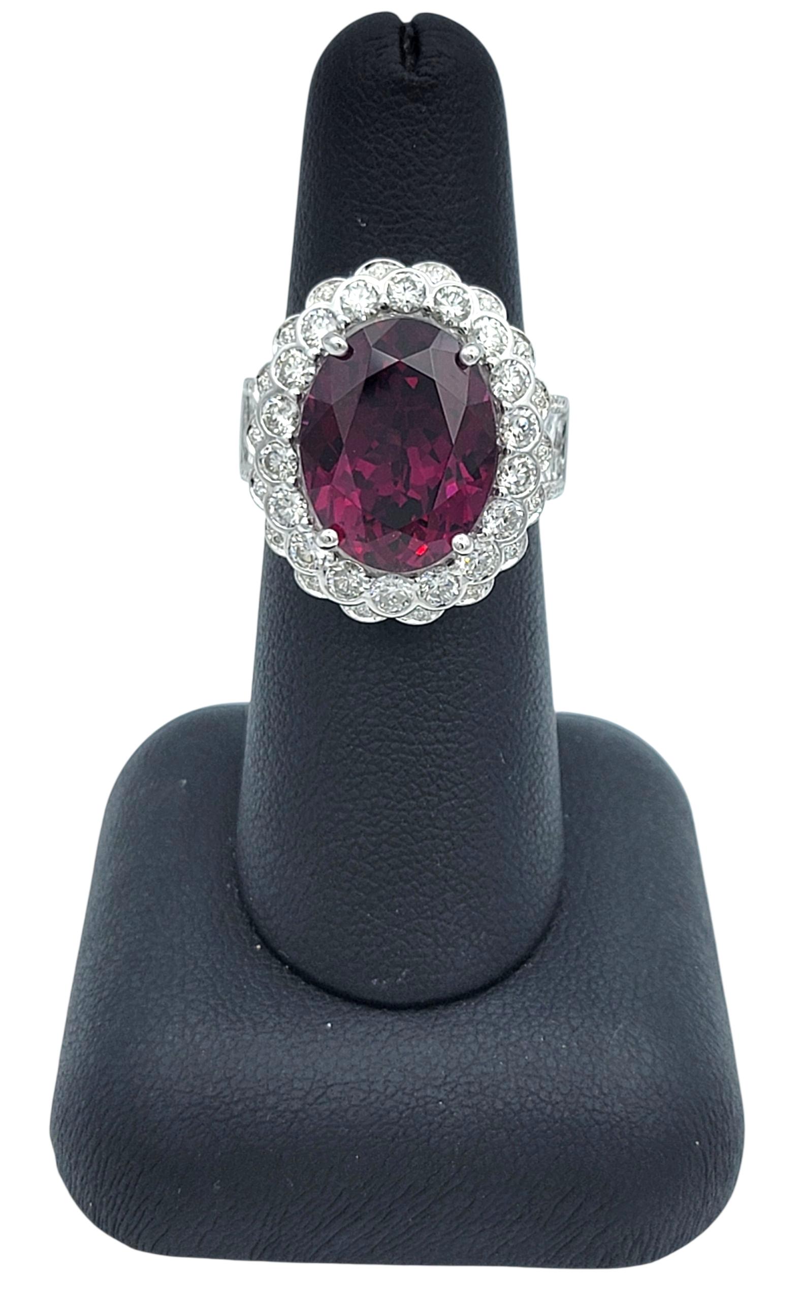 Ovaler Rhodolith-Granat und Diamant-Halo-Cocktailring aus 14 Karat Weißgold im Angebot 3