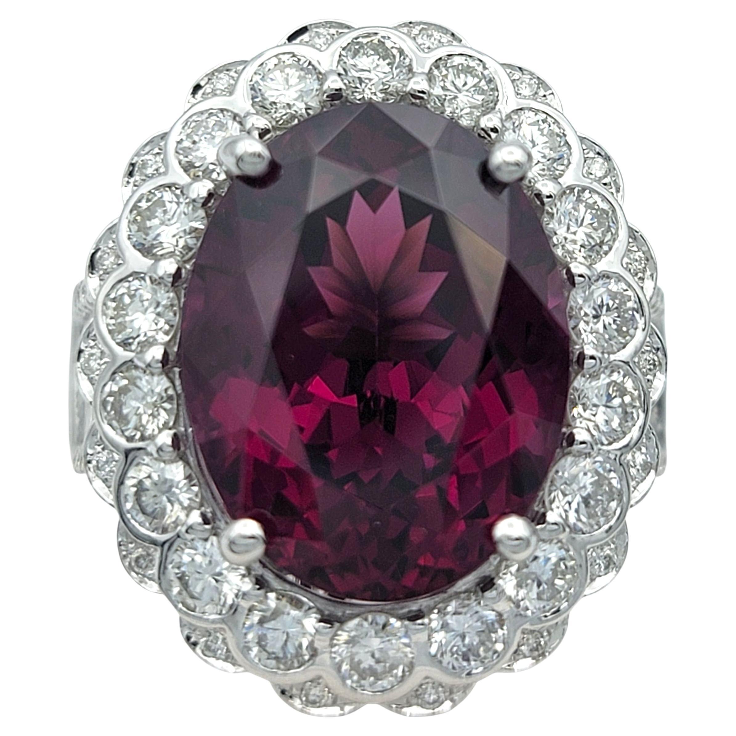 Anello da cocktail con granato rodolite taglio ovale e diamante a raggiera in oro bianco 14 carati