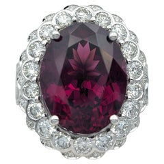 Ovaler Rhodolith-Granat und Diamant-Halo-Cocktailring aus 14 Karat Weißgold