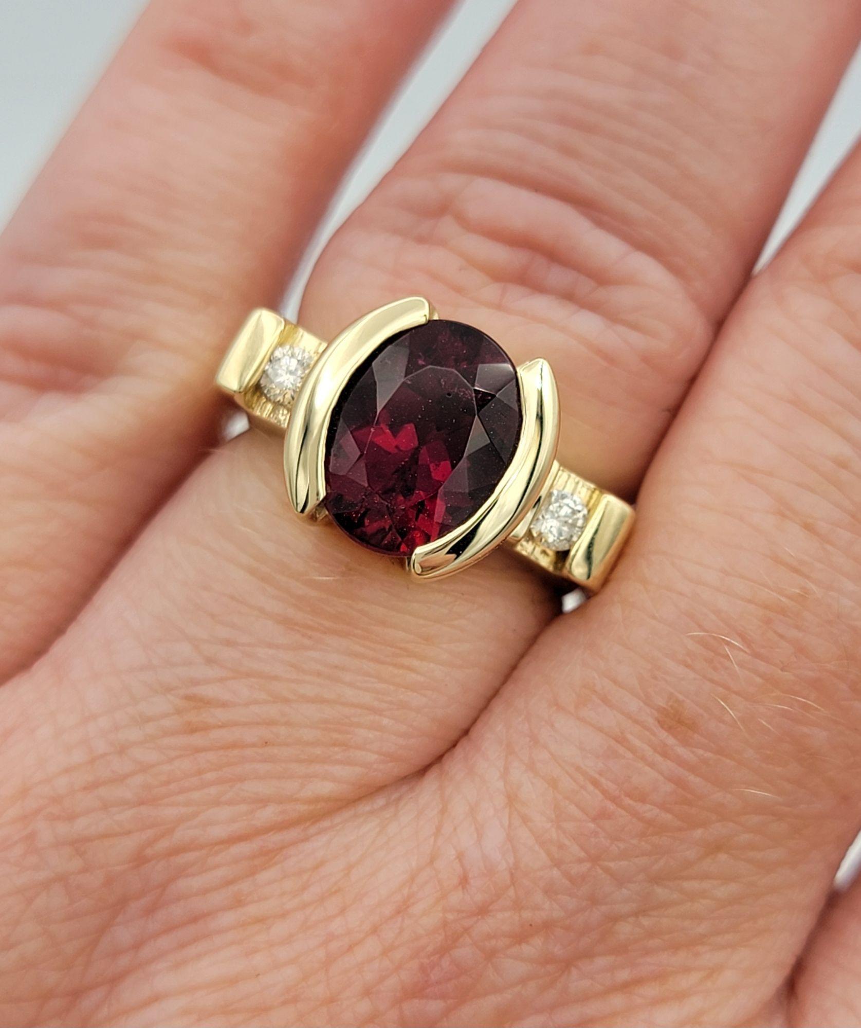 Bague à trois pierres en or jaune 14 carats, grenat rhodolite taille ovale et diamants en vente 4