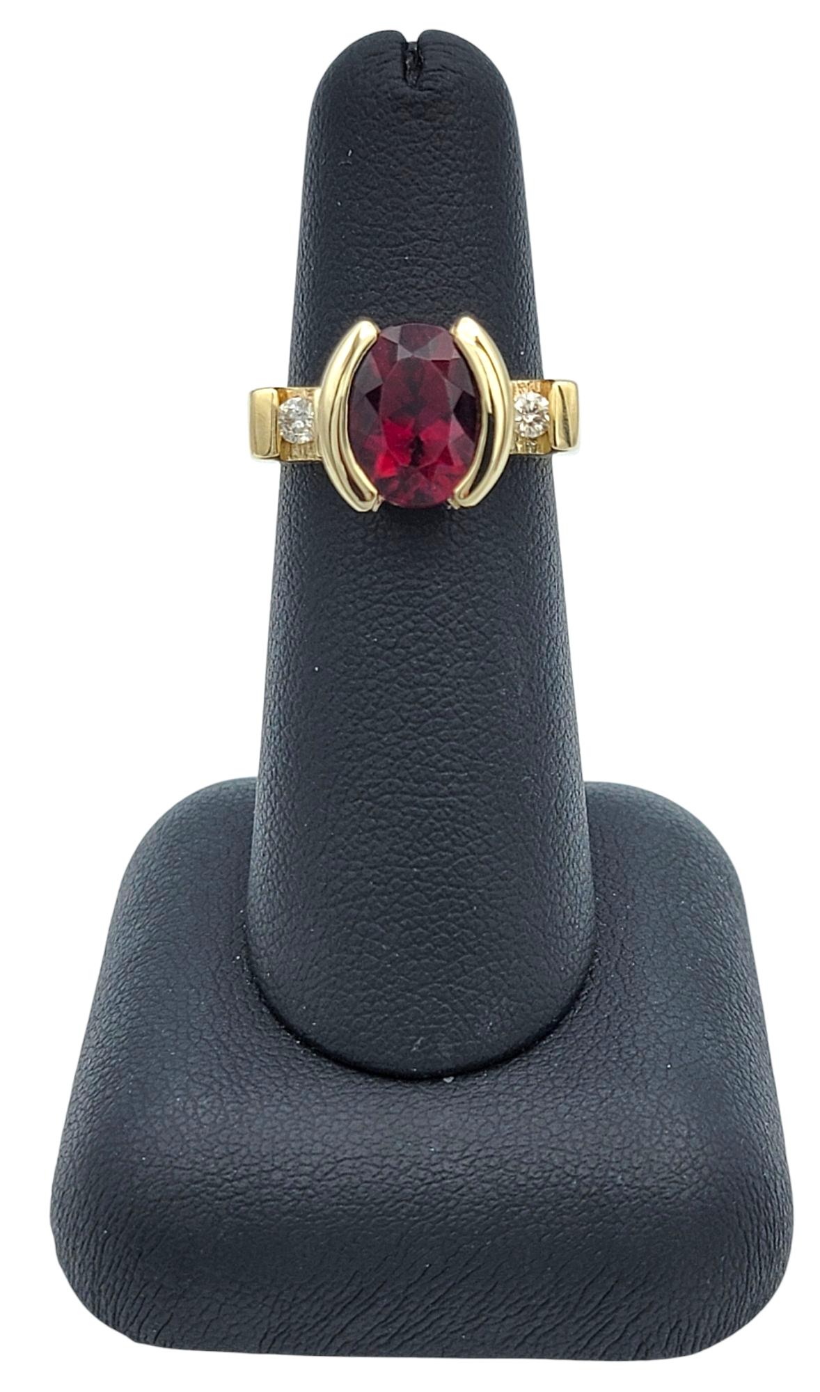 Bague à trois pierres en or jaune 14 carats, grenat rhodolite taille ovale et diamants en vente 5