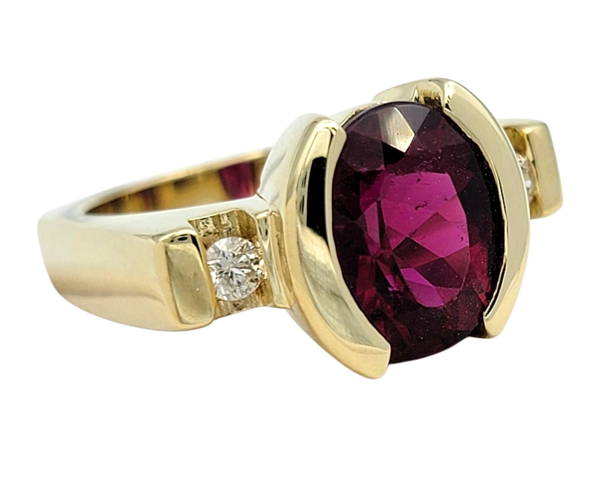 Contemporain Bague à trois pierres en or jaune 14 carats, grenat rhodolite taille ovale et diamants en vente