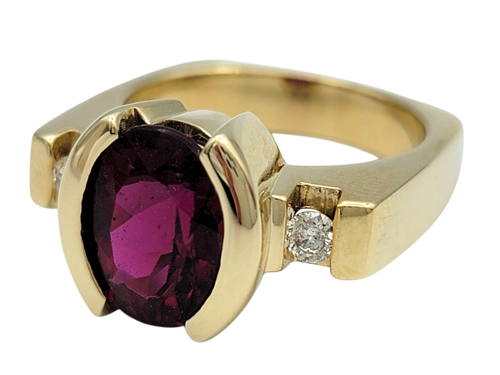 Taille ovale Bague à trois pierres en or jaune 14 carats, grenat rhodolite taille ovale et diamants en vente