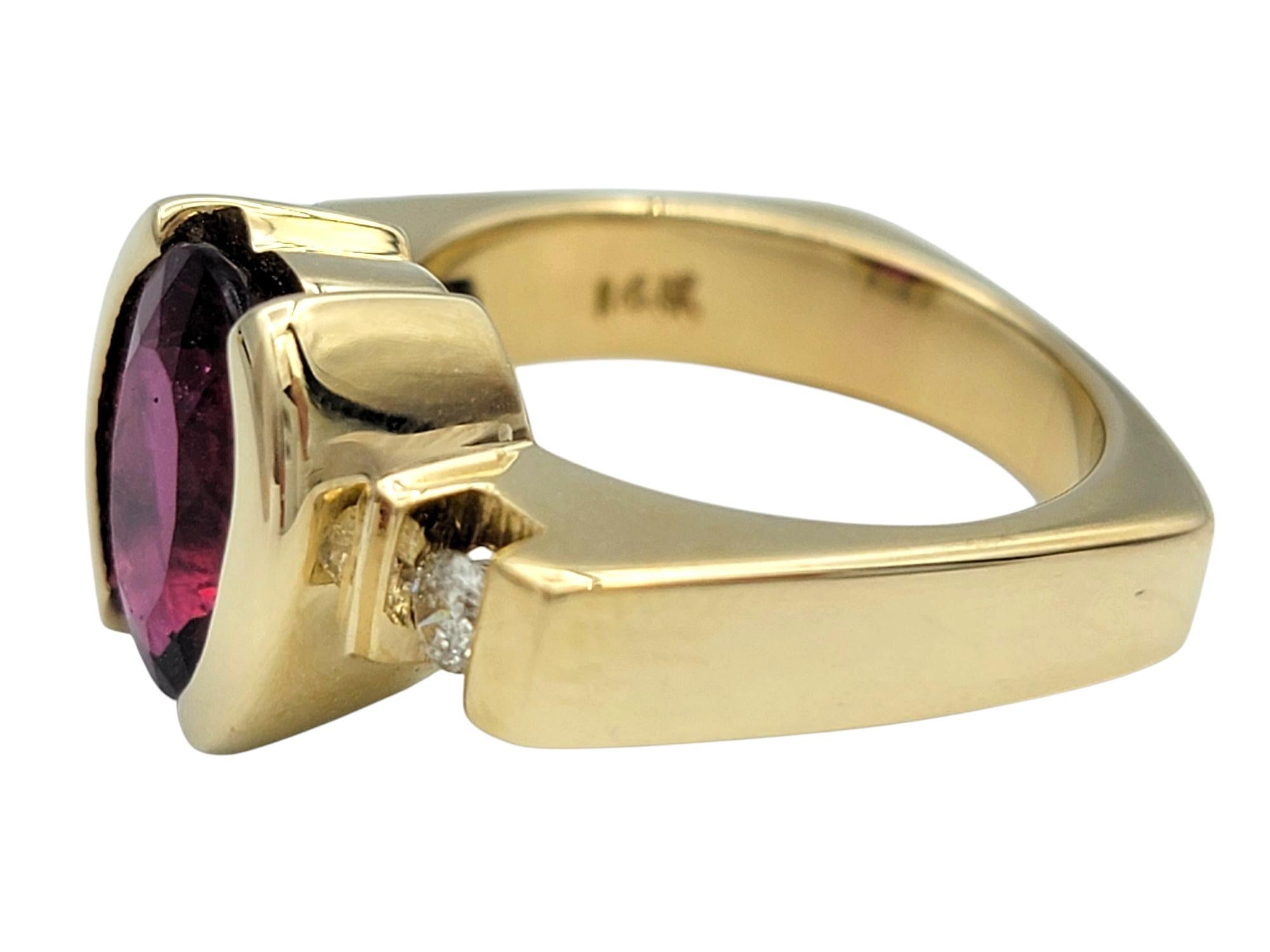 Bague à trois pierres en or jaune 14 carats, grenat rhodolite taille ovale et diamants Bon état - En vente à Scottsdale, AZ