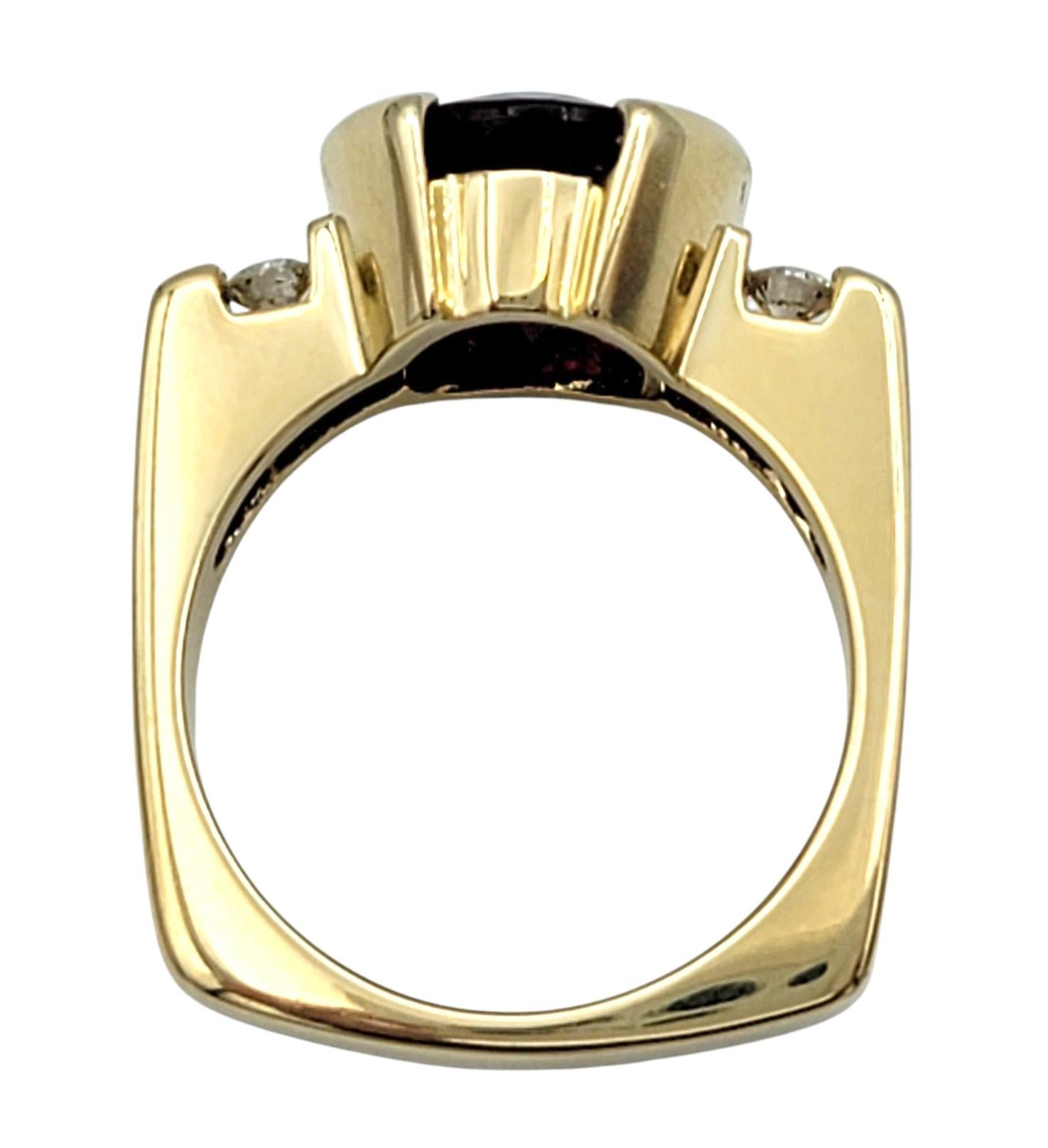 Bague à trois pierres en or jaune 14 carats, grenat rhodolite taille ovale et diamants en vente 1