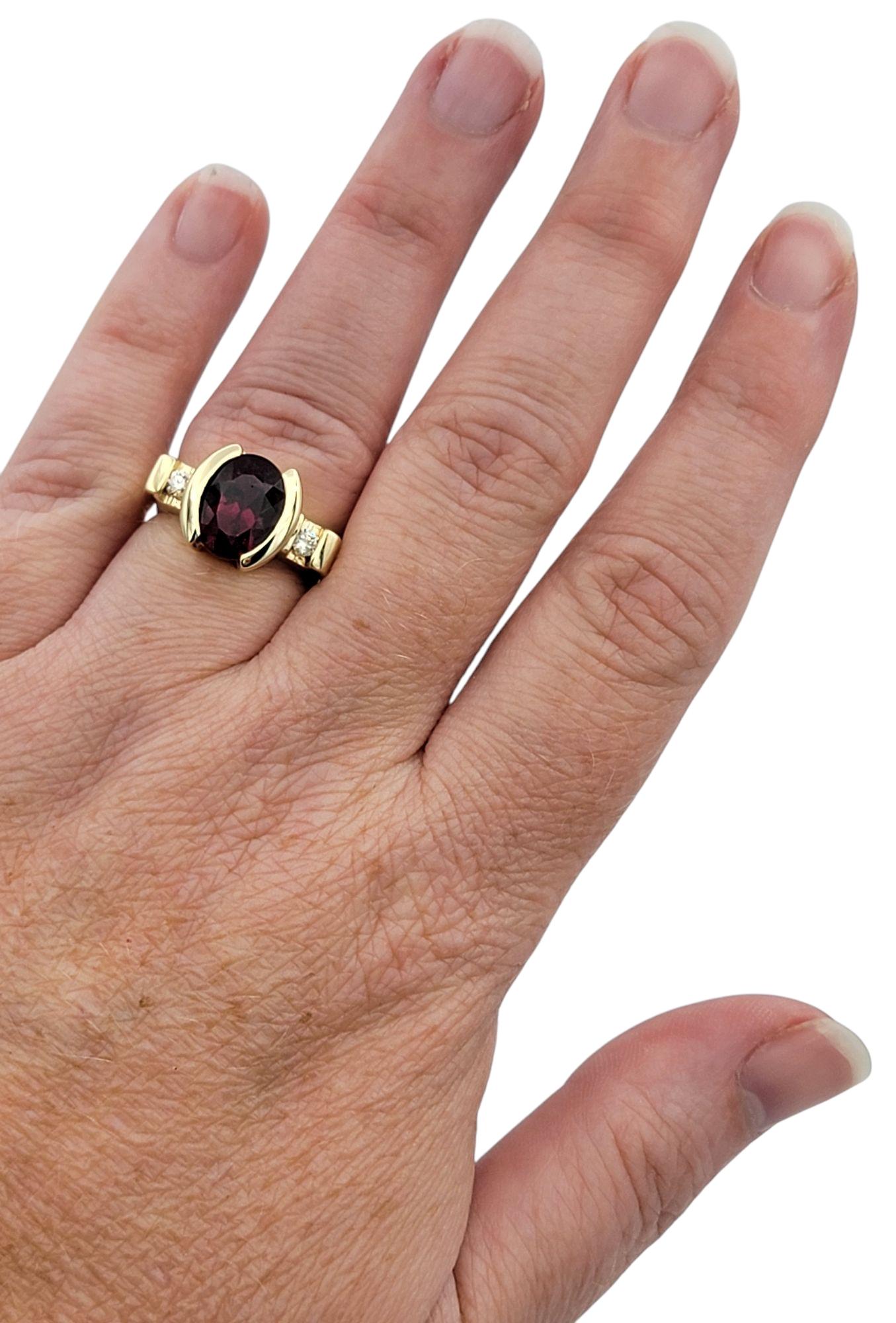 Bague à trois pierres en or jaune 14 carats, grenat rhodolite taille ovale et diamants en vente 3