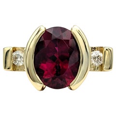 Dreisteiniger Ring aus 14 Karat Gelbgold mit Rhodolith-Granat und Diamant im Ovalschliff