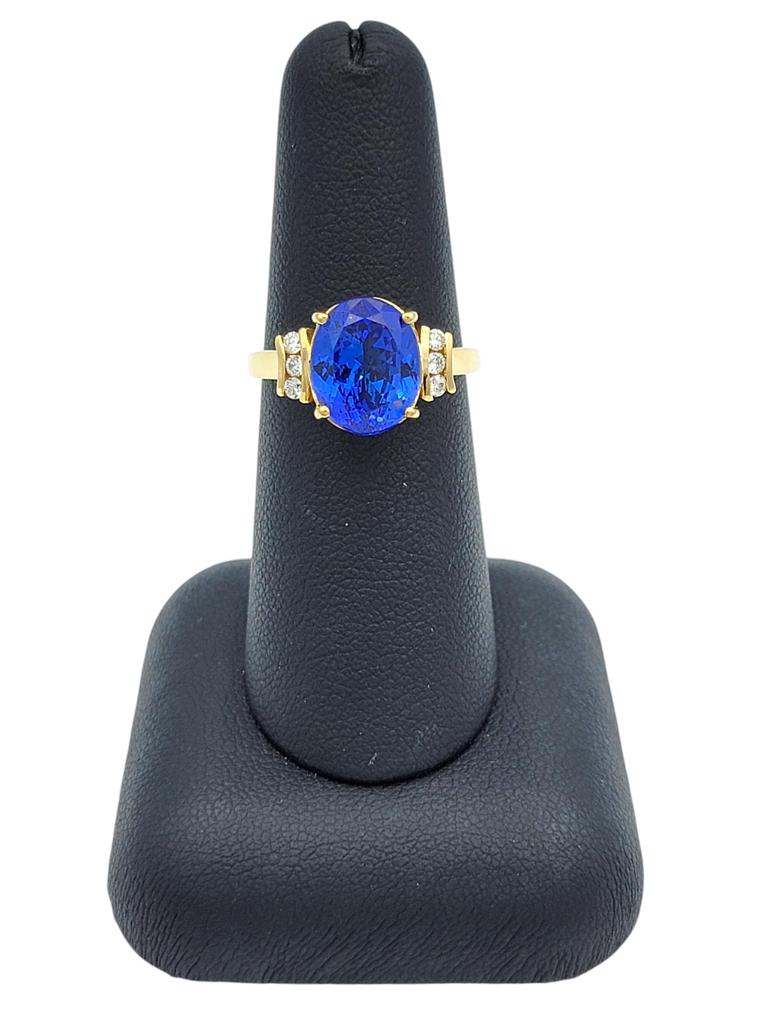 Bague en or jaune poli 18 carats avec tanzanite bleu roi de taille ovale et diamants en vente 4