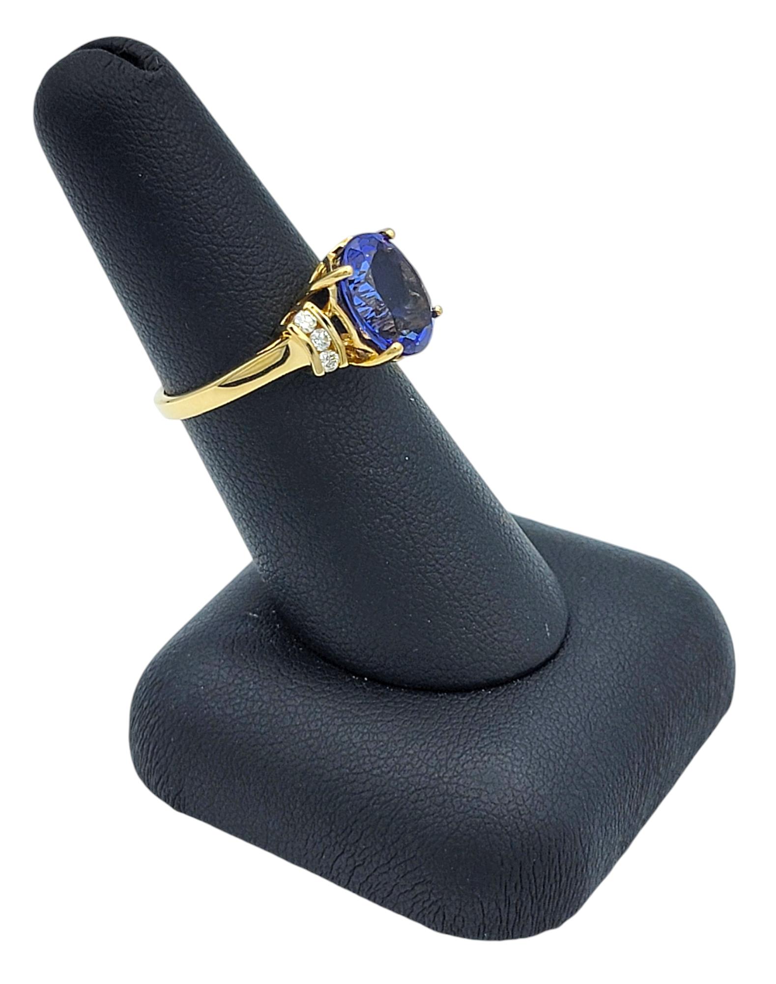 Bague en or jaune poli 18 carats avec tanzanite bleu roi de taille ovale et diamants en vente 5